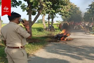 Mob Thrashed A Motorcyclist And Torched His Bike In UP For Allegedly After Kidnapping A Class 3 Student