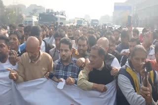 Engineer Rashid along with his workers of the Awami Itehad Party (AIP) took out a protest march up to the Civil Secretariat where CM Omar Abdullah and his cabinet ministers work.