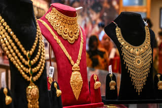 Gold becomes cheaper before Dhanteras, know the latest price of your city before buying