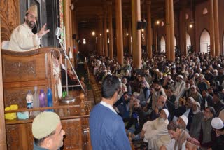 Mirwaiz Umar Farooq delivering Friday sermon at Jamia Masjid