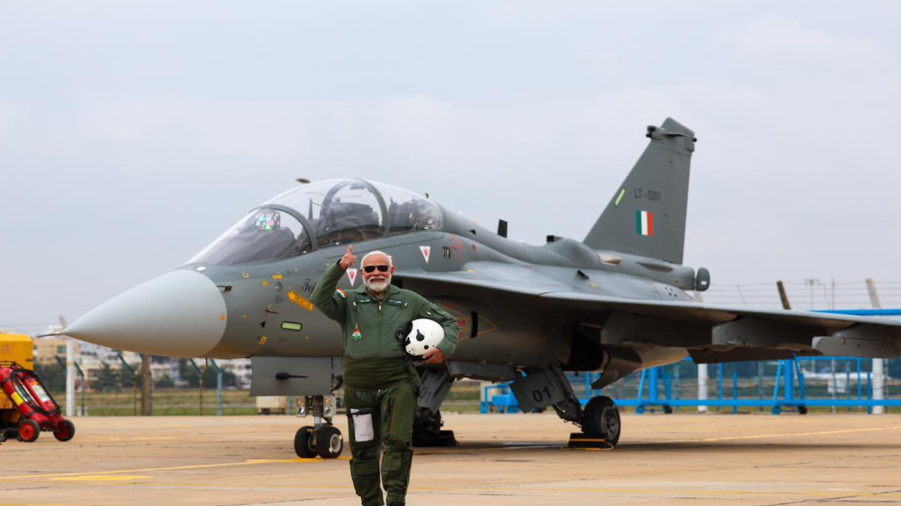 PM Modi flew in Tejas fighter plane, described it as an incredible experience