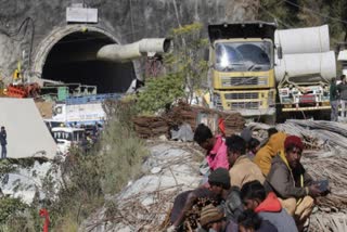 Silkyara tunnel rescue operations halted again as drilling works face hurdle  Silkyara tunnel rescue operations  Uttarakhand tunnel rescue operations updates  Uttarakhand tunnel collapse  ആഗര്‍ മെഷീന്‍  ഉത്തരകാശി ടണല്‍ ദുരന്തം  ഉത്തരകാശി തുരങ്ക അപകടം  ഉത്തരകാശി തുരങ്ക അപകടം രക്ഷാപ്രവര്‍ത്തനം