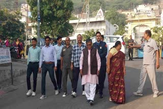 Gulabchand Kataria casts his vote with his wife