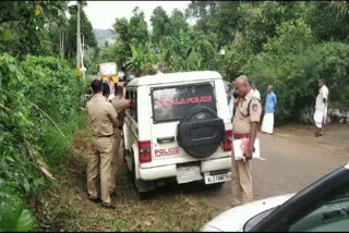 Congress worker stabbed Kerala Congress Worker  clash between congress workers in Idukki  clash between congress workers at mourning house  മരണ വീട്ടില്‍ സംഘര്‍ഷം  കോണ്‍ഗ്രസ് പ്രവര്‍ത്തകര്‍ തമ്മില്‍ കയ്യാങ്കളി  ഇടുക്കിയില്‍ മരണവീട്ടില്‍ കത്തിക്കുത്ത്  ഇടുക്കി രാഷ്‌ട്രീയ തര്‍ക്കങ്ങള്‍  കോണ്‍ഗ്രസിലെ ഗ്രൂപ്പ് വഴക്കുകള്‍