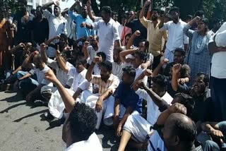 Youth Congress protest updated  Youth Congress Protest Against CM  Youth Congress Protest  Black Flag Against Navakerala Sadas  Navakerala Sadas  DYFI Beat Youth Congress