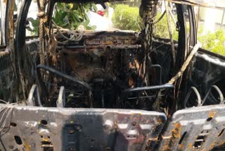 कार में लगी आग से जिंदा जले दो बचपन के दोस्त