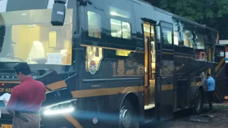 Navakerala Bus workshop  നവകേരള ബസ്  Navakerala bus  navakerala sadas  kozhikode navakerala sadas  Navakerala bus glasses replaced  Navakerala bus serviced  നവകേരള ബസ് ചില്ലുകൾ മാറി  നവകേരള സദസ് കോഴിക്കോട്  മുഖ്യമന്ത്രിയും മന്ത്രിമാരും സഞ്ചരിക്കുന്ന വാഹനം  നവകേരള ബസിന് അറ്റകുറ്റപ്പണി  ചെളിയിൽ പുതഞ്ഞ് നവകേരള ബസ്