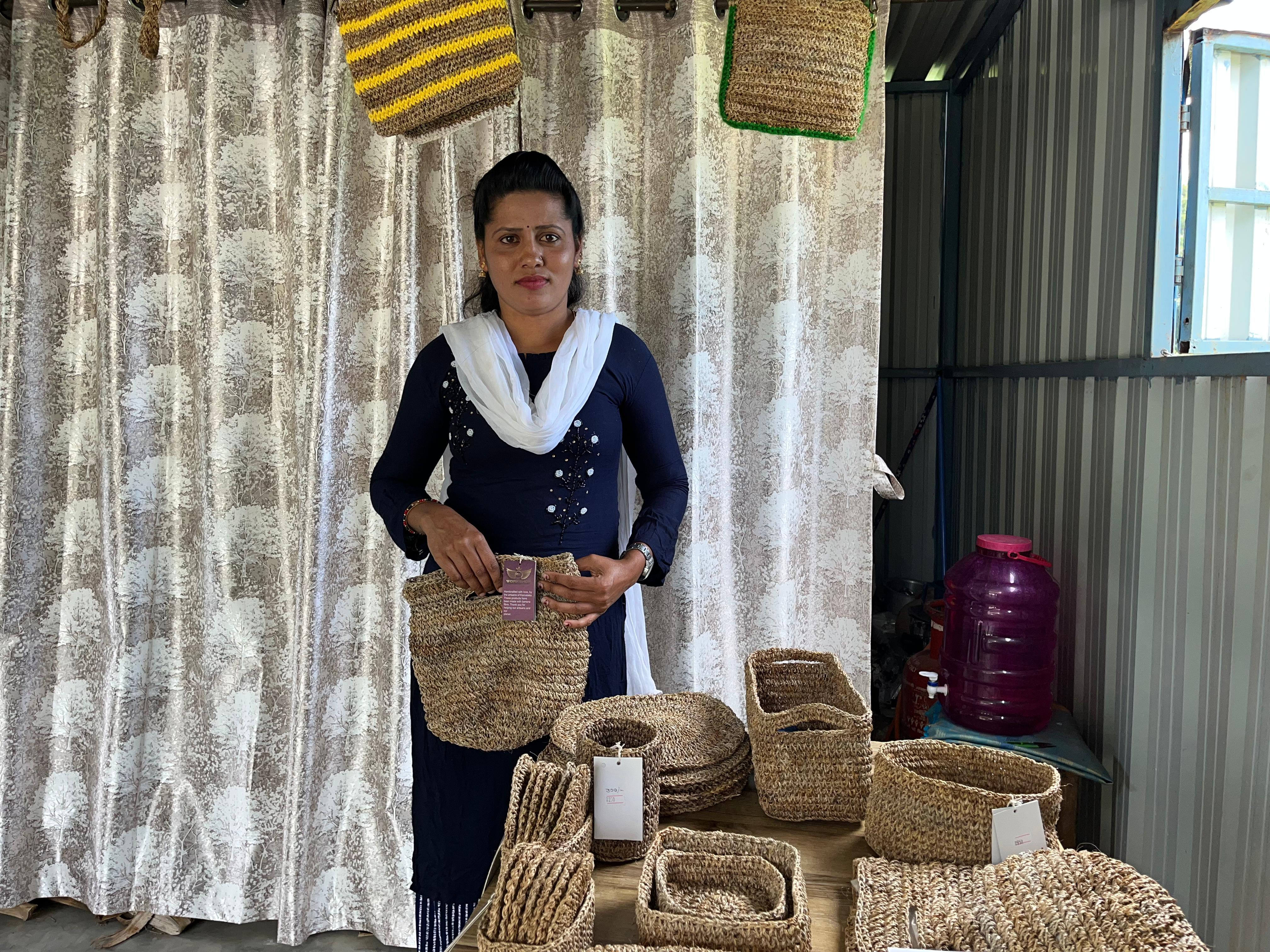 Group of women made things from banana fiber