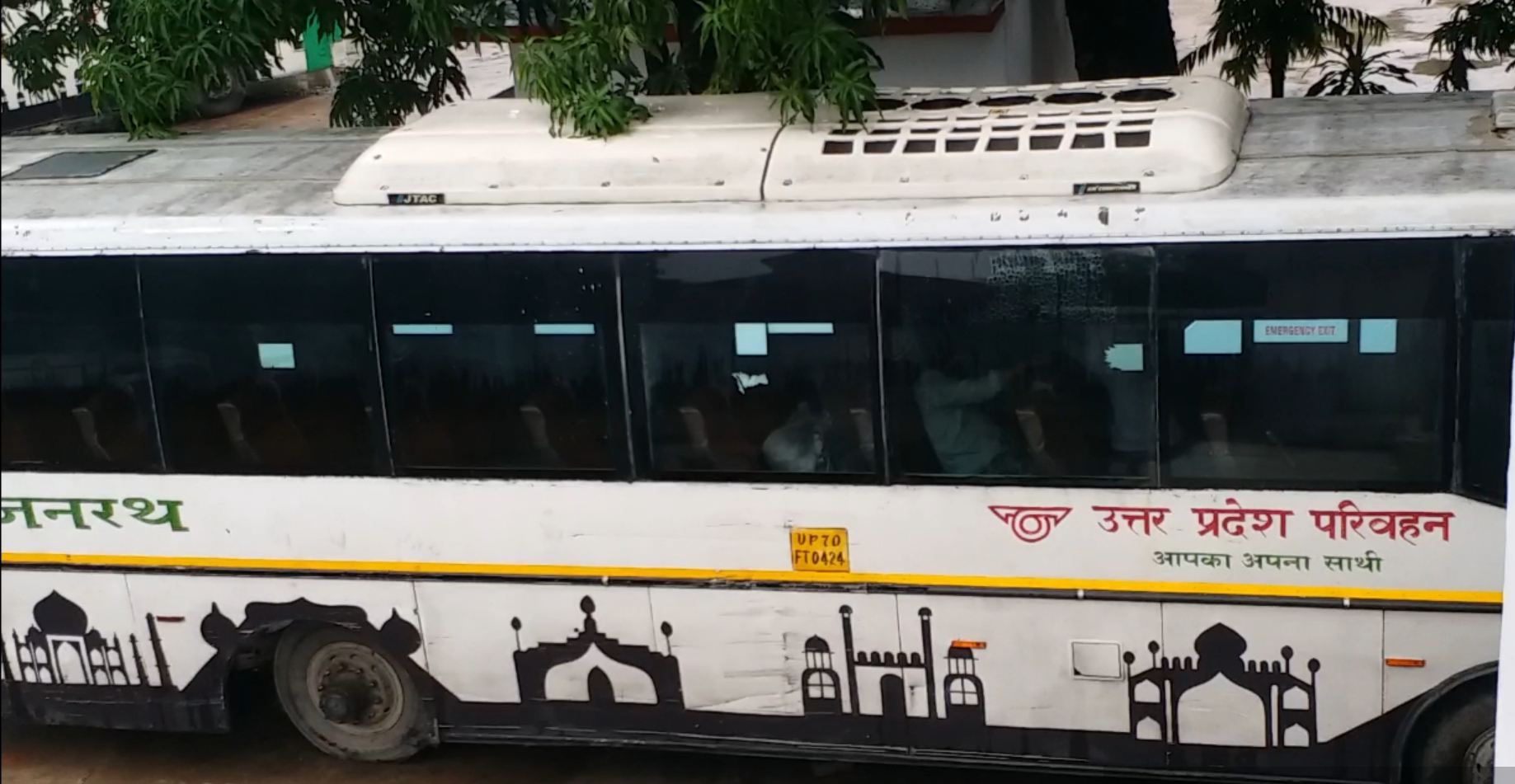 स्पेशल विंटर डिस्काउंट के रूप में यात्रियों को दी जाएगी छूट  upsrtc  यूपीएसआरटीसी ने घटाया एसी बसों का किराया  यूपीएसआरटीसी ने एसी बसों का किराया कम किया  Special Winter Discount  उत्तर प्रदेश राज्य सड़क परिवहन निगम  Uttar Pradesh State Road Transport Corporation  यूपी रोडवेज की एसी बसों का किराया हुआ कम