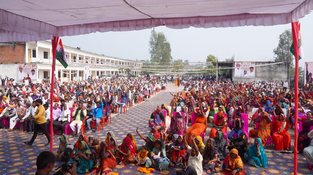 कांग्रेस के दलित गौरव संवाद में पहुंचे लोग.