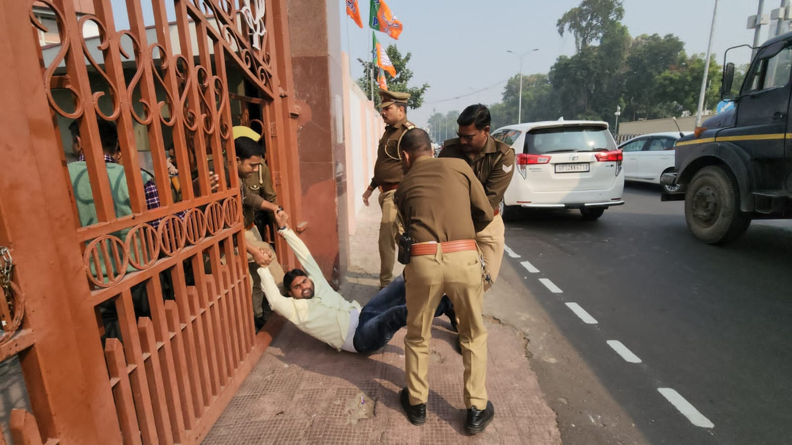 शिक्षक अभर्थियों को घसीटती पुलिस.