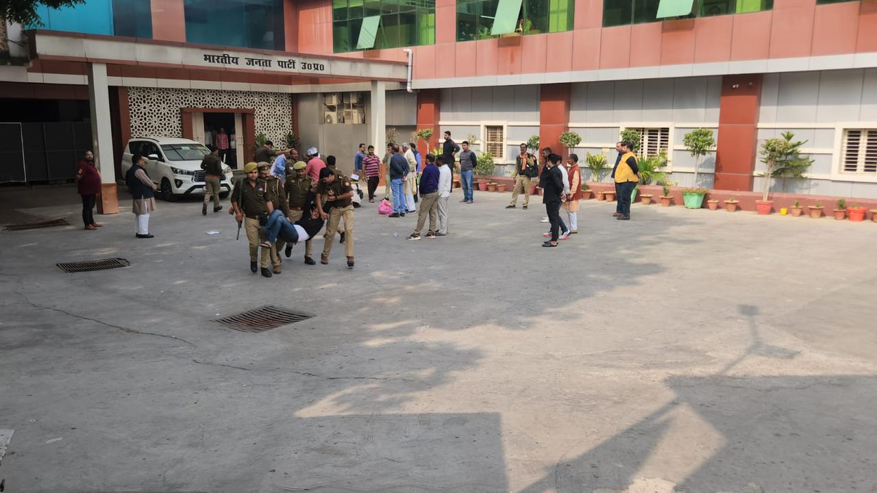 शिक्षक अभ्यर्थी को पकड़ कर ले जाती पुलिस.