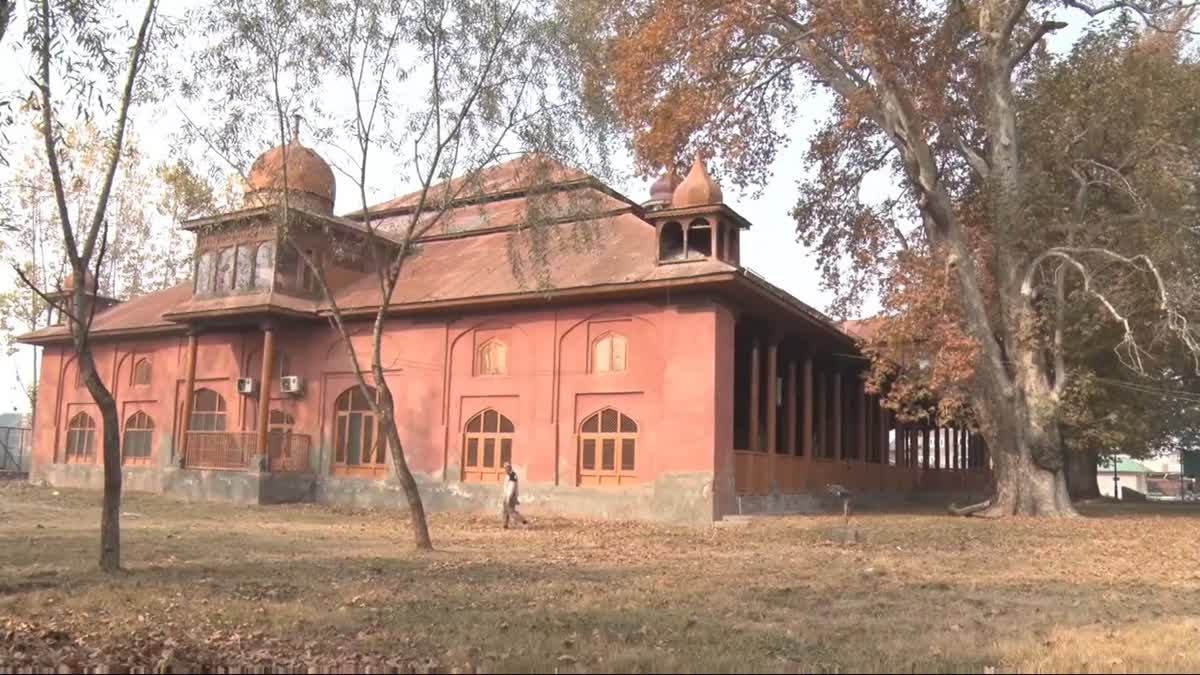 In Heart Of Srinagar, Kashmir's 15th Century 'Aali Masjid' Is A Treasure Trove Of History, Culture And Endurance. ETV Bharat revisits the history of the famed mosque on World Heritage Week