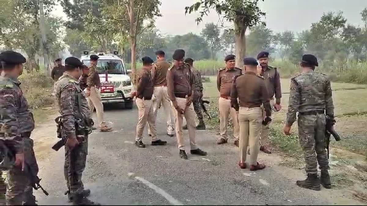 बेतिया में युवक की हत्या के बाद जांच करती पुलिस