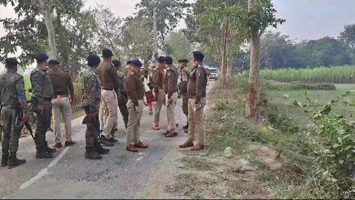 बेतिया में हत्या के बाद जांच करती पुलिस