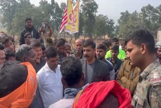 villagers-blocked-road-demanding-compensation-for-land-in-latehar