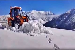 Bandipora-Gurez road reopens for traffic which was closed due to heavy snowfall in Kashmir