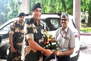 IPS પિયુશ પટેલ (તસવીરમાં વચ્ચે)- file pic