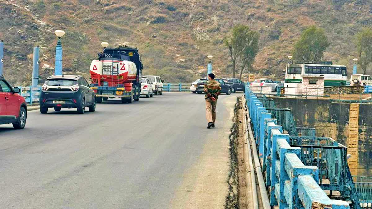 Mandi Police Deployed at Chandigarh-Manali NH