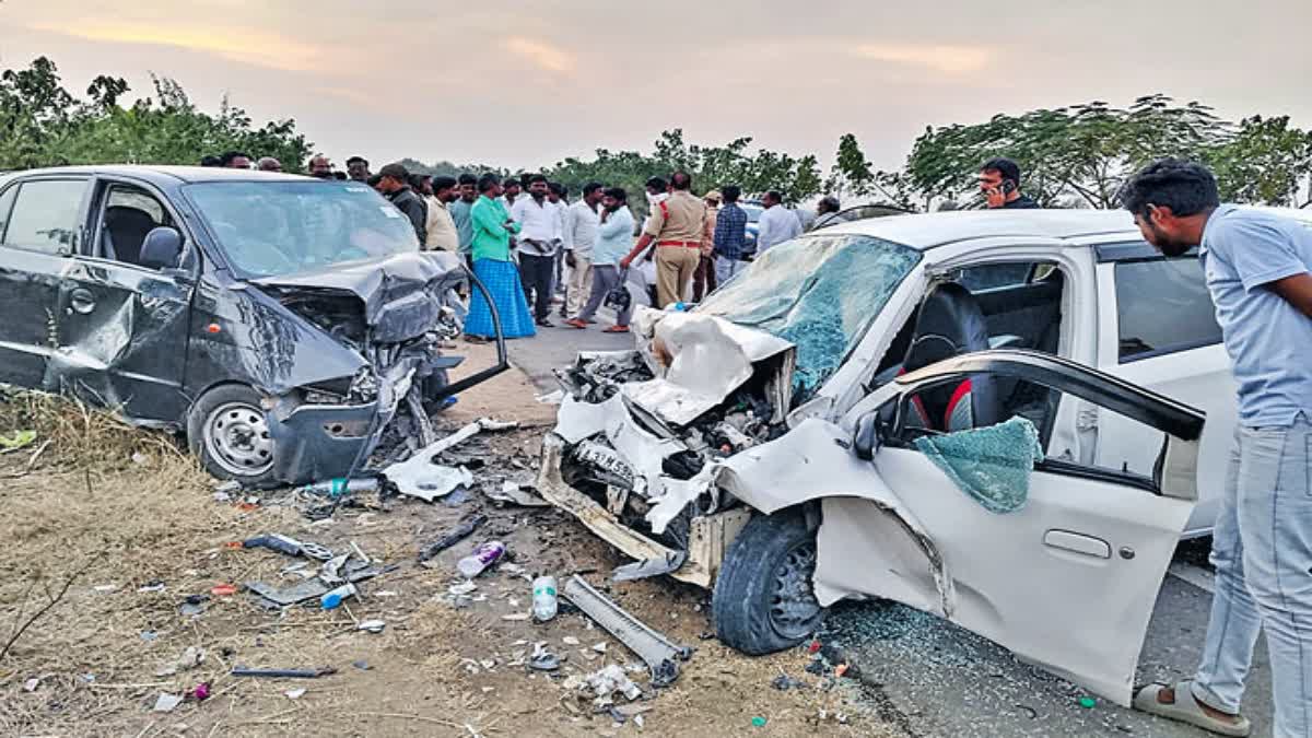 Five killed  two injured  road accident  road accident in Telangana  ಕರ್ನಾಟಕ ಮಹಾರಾಷ್ಟ್ರ ಕಾರ್​ಗಳ ಮಧ್ಯೆ ಮುಖಾಮುಖಿ ಡಿಕ್ಕಿ  ತೆಲಂಗಾಣದಲ್ಲಿ ಕರ್ನಾಟಕ ಮಹಾರಾಷ್ಟ್ರ  ಐವರು ಸಾವು  ತೆಲಂಗಾಣದ ನಾರಾಯಣಪೇಟೆ ಜಿಲ್ಲೆ  ಭೀಕರ ರಸ್ತೆ ಅಪಘಾತ  ಕಾರುಗಳು ಮುಖಾಮುಖಿ ಡಿಕ್ಕಿ  ಕರ್ನಾಟಕಕ್ಕೆ ಮತ್ತು ಒಂದು ಮಹಾರಾಷ್ಟ್ರ