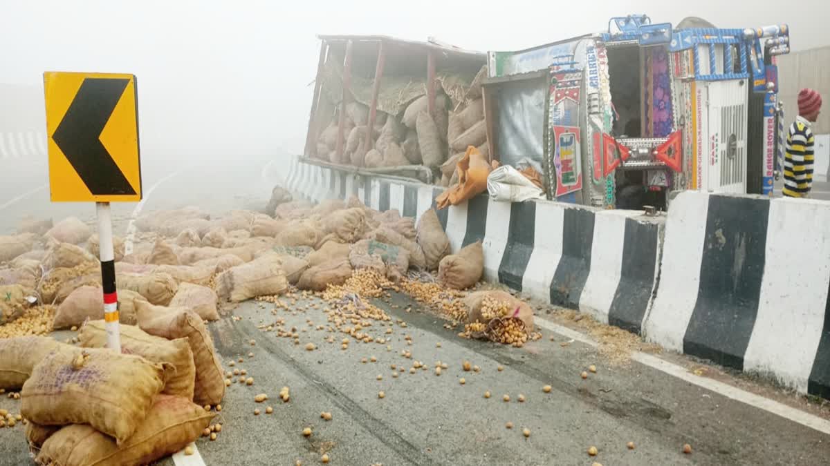 Shivpuri Road accidents at two places on highway