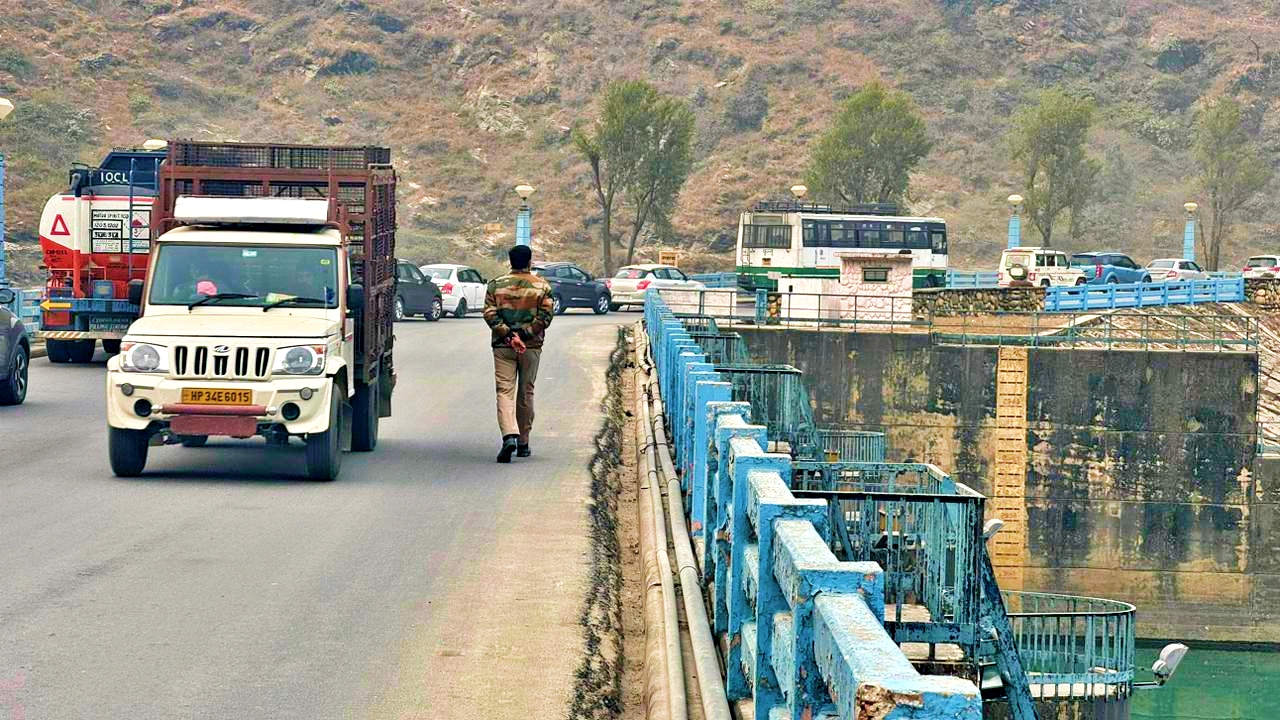 Mandi Police Deployed at Chandigarh-Manali NH