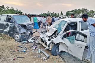 Five killed  two injured  road accident  road accident in Telangana  ಕರ್ನಾಟಕ ಮಹಾರಾಷ್ಟ್ರ ಕಾರ್​ಗಳ ಮಧ್ಯೆ ಮುಖಾಮುಖಿ ಡಿಕ್ಕಿ  ತೆಲಂಗಾಣದಲ್ಲಿ ಕರ್ನಾಟಕ ಮಹಾರಾಷ್ಟ್ರ  ಐವರು ಸಾವು  ತೆಲಂಗಾಣದ ನಾರಾಯಣಪೇಟೆ ಜಿಲ್ಲೆ  ಭೀಕರ ರಸ್ತೆ ಅಪಘಾತ  ಕಾರುಗಳು ಮುಖಾಮುಖಿ ಡಿಕ್ಕಿ  ಕರ್ನಾಟಕಕ್ಕೆ ಮತ್ತು ಒಂದು ಮಹಾರಾಷ್ಟ್ರ