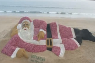 Christmas special sand arts by Sudarshan Pattnaik, Manas Sahoo woo festival revellers to Puri sea beach