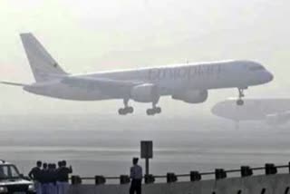 flight ops hit at delhi airport  delhi airport as fog brings  down visibility to zero  ವಿಮಾನದ ಹಲವು ಮಾರ್ಗಗಳು ಬದಲು  ಝೀರೋಗೆ ಕುಸಿದ ಗೋಚರತೆ  ಮಂಜು ಕವಿದ ವಾತಾವರಣ  ಉತ್ತರ ಭಾರತದ ಹಲವಾರು ವಿಮಾನ ನಿಲ್ದಾಣ  ನಿಲ್ದಾಣಗಳಲ್ಲಿ ಗೋಚರತೆ 0 ಮೀಟರ್‌ಗೆ ಕುಸಿದಿದೆ  ರಾಷ್ಟ್ರ ರಾಜಧಾನಿ ದೆಹಲಿ  ರಸ್ತೆ ಮಾರ್ಗವಾಗಿ ಸಂಚರಿಸುವುದೇ ದುಸ್ತರ