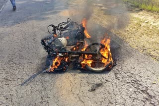 Bike caught fire in Latehar