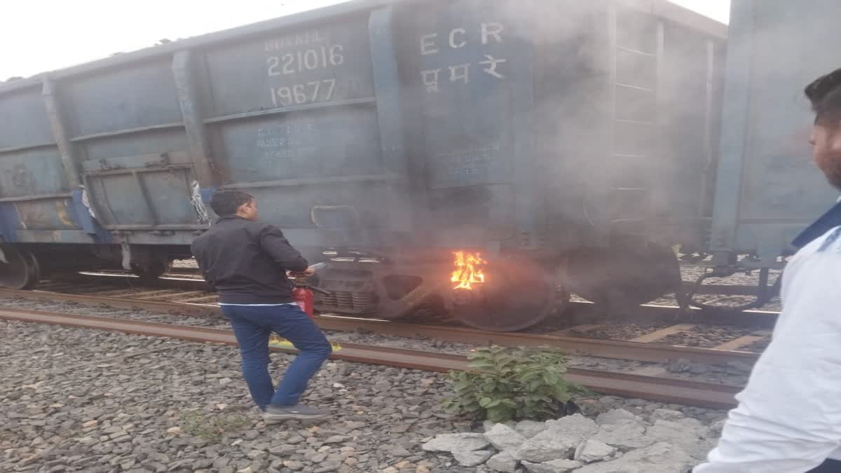 coal-loaded-goods-train-caught-fire-in-palamu