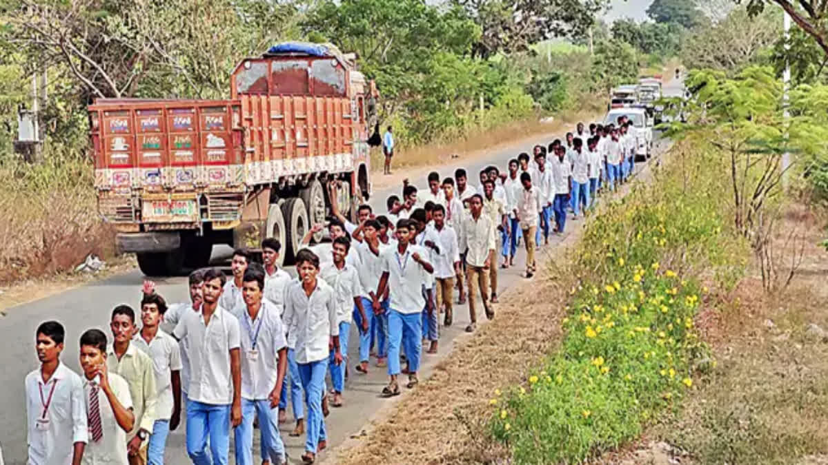 students_walked_18_km_and_complained_to_the_collector_on_principal