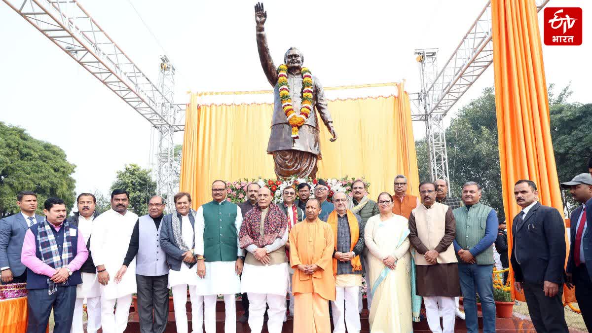 रक्षा मंत्री व मुख्यमंत्री ने लोकभवन में पूर्व प्रधानमंत्री की प्रतिमा पर पुष्पांजलि भी अर्पित की.