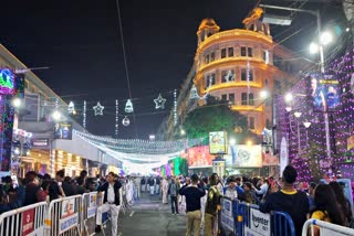 Park Street Crowd on Christmas