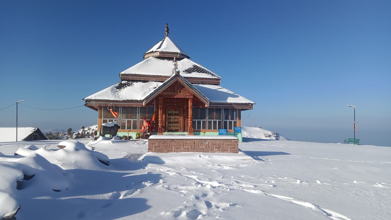 बर्फबारी के बाद धूप निकलने पर शैटाधार मंदिर