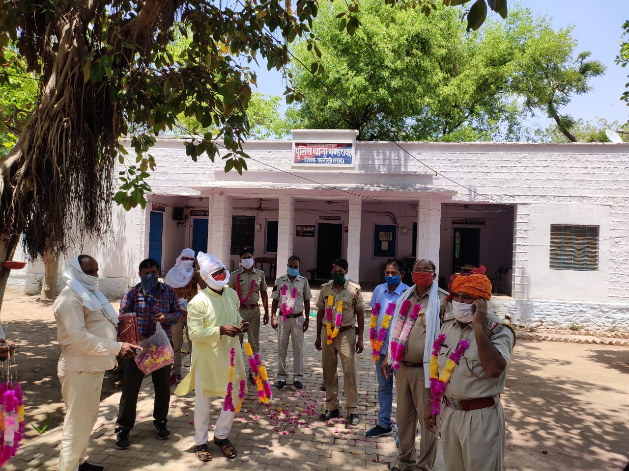 मंडरायल करौली न्यूज़, Villagers welcomed corona warriors