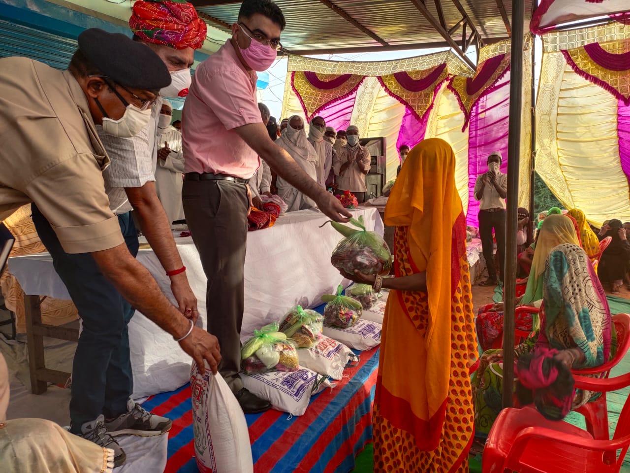 राशन किट का वितरण, Ration material distributed to needy