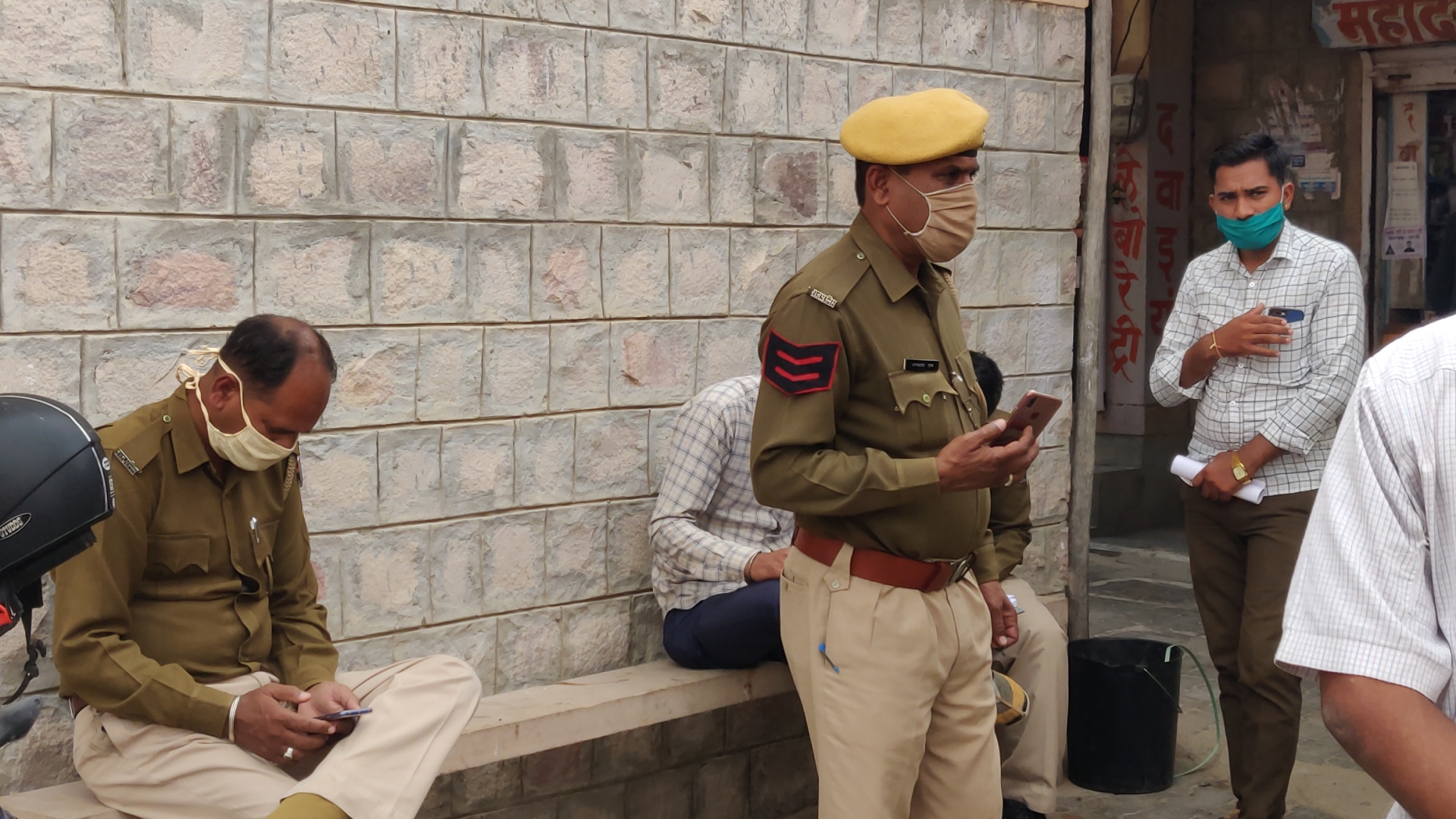 बारातियों से भरी गाड़ी पलटी, accident in barmer