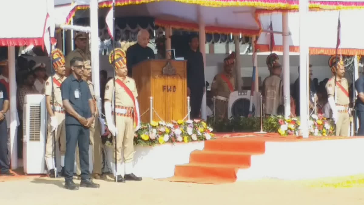 Republic day celebration  Governor and cm participate  റിപ്പബ്‌ളിക് ദിനഘോഷം  ഗവർണർ പതാകയുയർത്തി