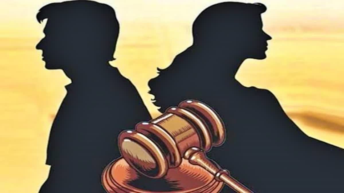 Lucknow Husband Swapping Divorce  Lucknow Swapping Family Court  ಗಂಡನನ್ನು ಬದಲಾಯಿಸಿಕೊಂಡ ಸ್ನೇಹಿತೆ  ಪತ್ನಿಯ ಗೆಳತೆಯೊಂದಿಗೆ ಲವ್ವಿಡವ್ವಿ  ವಿಚ್ಛೇದನಕ್ಕೆ ಮುಂದಾದ ಪತಿ