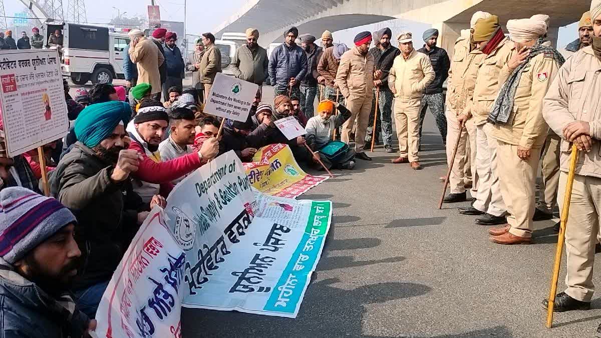 Punjab Health Dept workers Protest with Black Flags on R-Day in Ludhiana