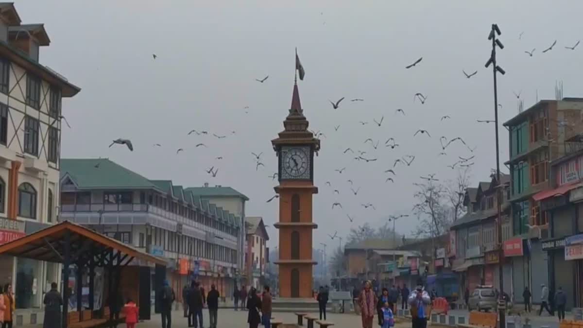 Etv Bharatrepublic-day-2024-ghanta-ghar-lal-chowk-srinagar-remains-center-of-attraction-for-tourists-on-republic-day