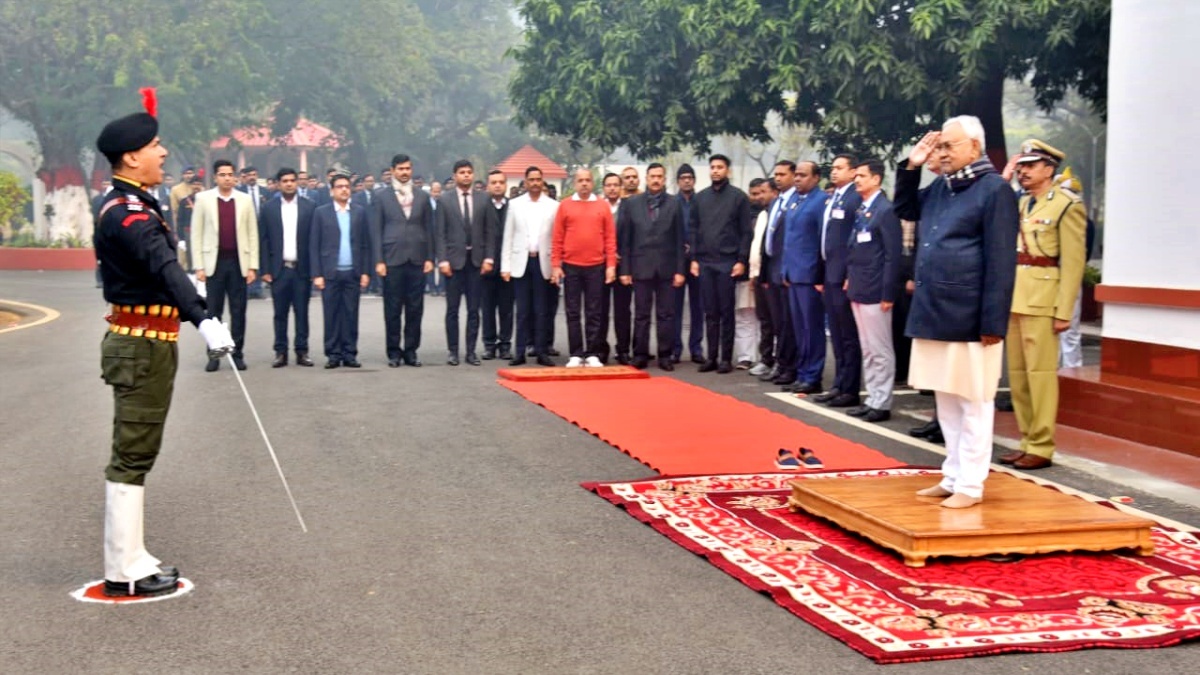 सीएम आवास पर झंडोत्तोलन के दौरान सलामी लेते नीतीश कुमार