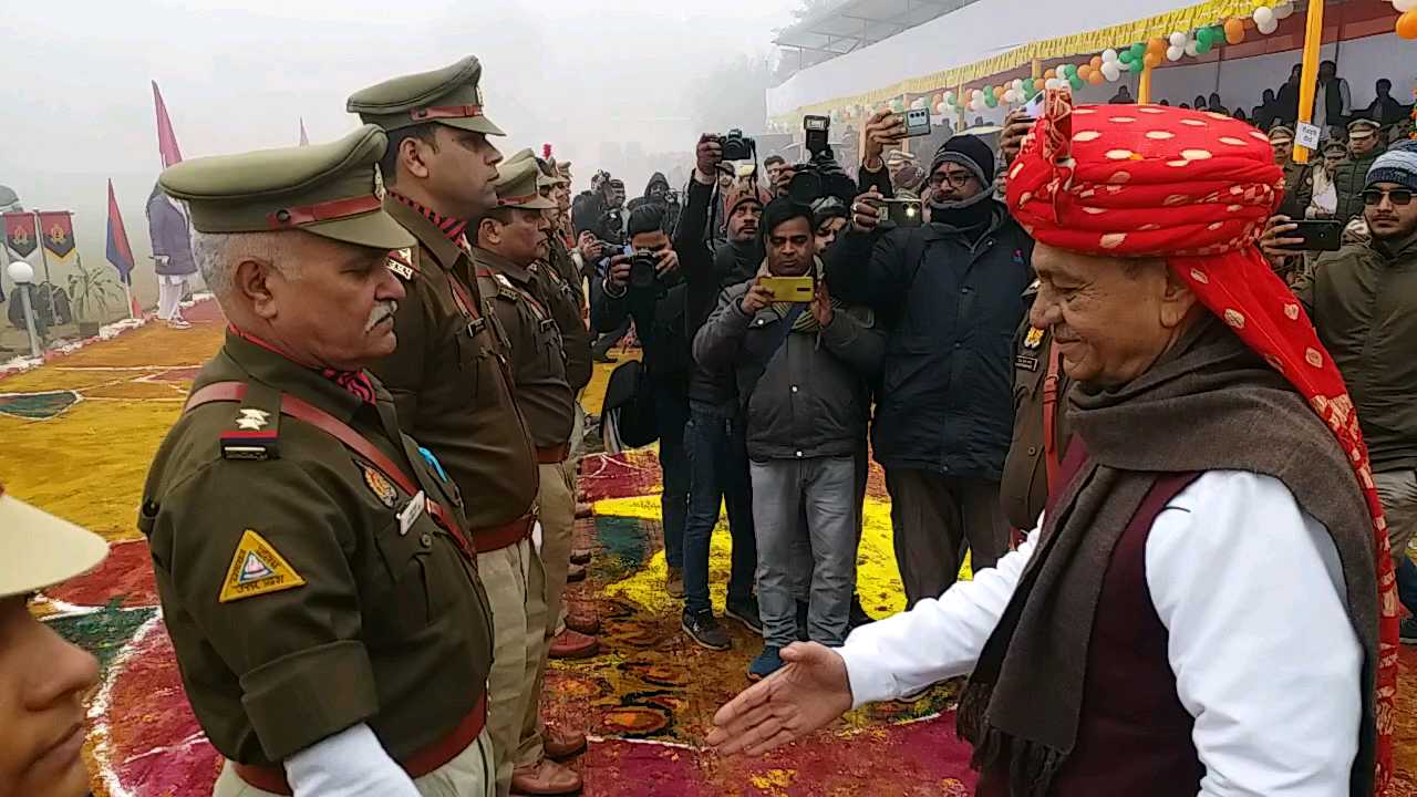 मथुरा में  मंत्री चौधरी लक्ष्मी नारायण ने ली परेड की सलामी.