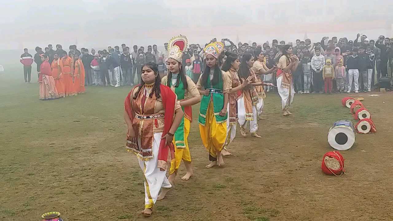 मथुरा में प्रस्तुति देतीं छात्राएं.