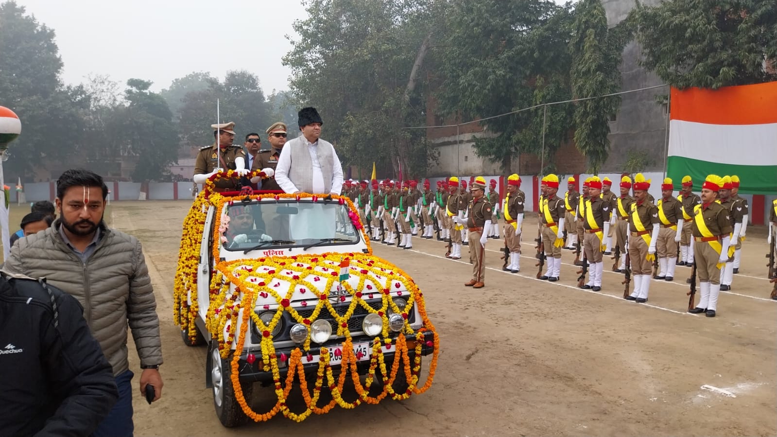 मिर्जापुर में मंत्री आशीष पटेल ने ली परेड की सलामी.