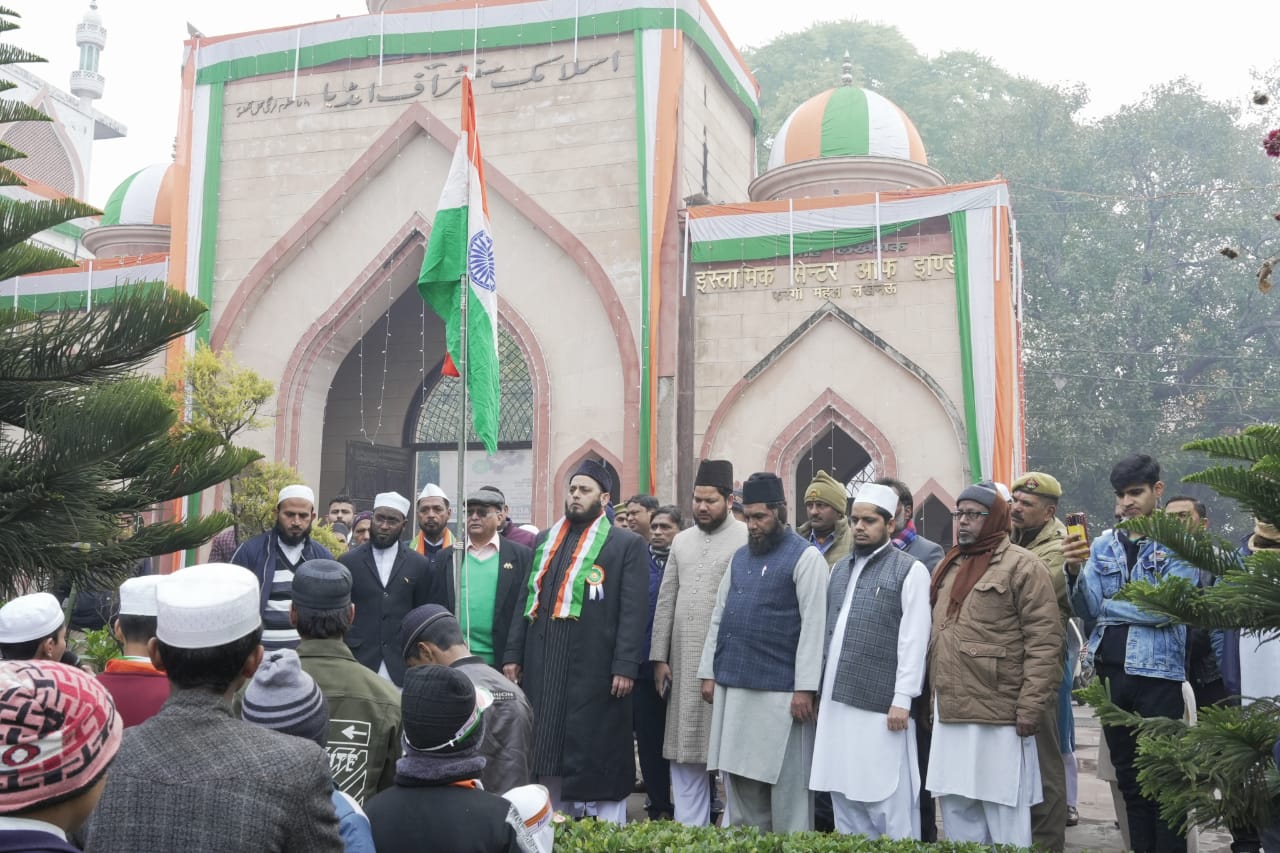 लखनऊ के मदरसों में फहराया गया तिरंगा झंडा.