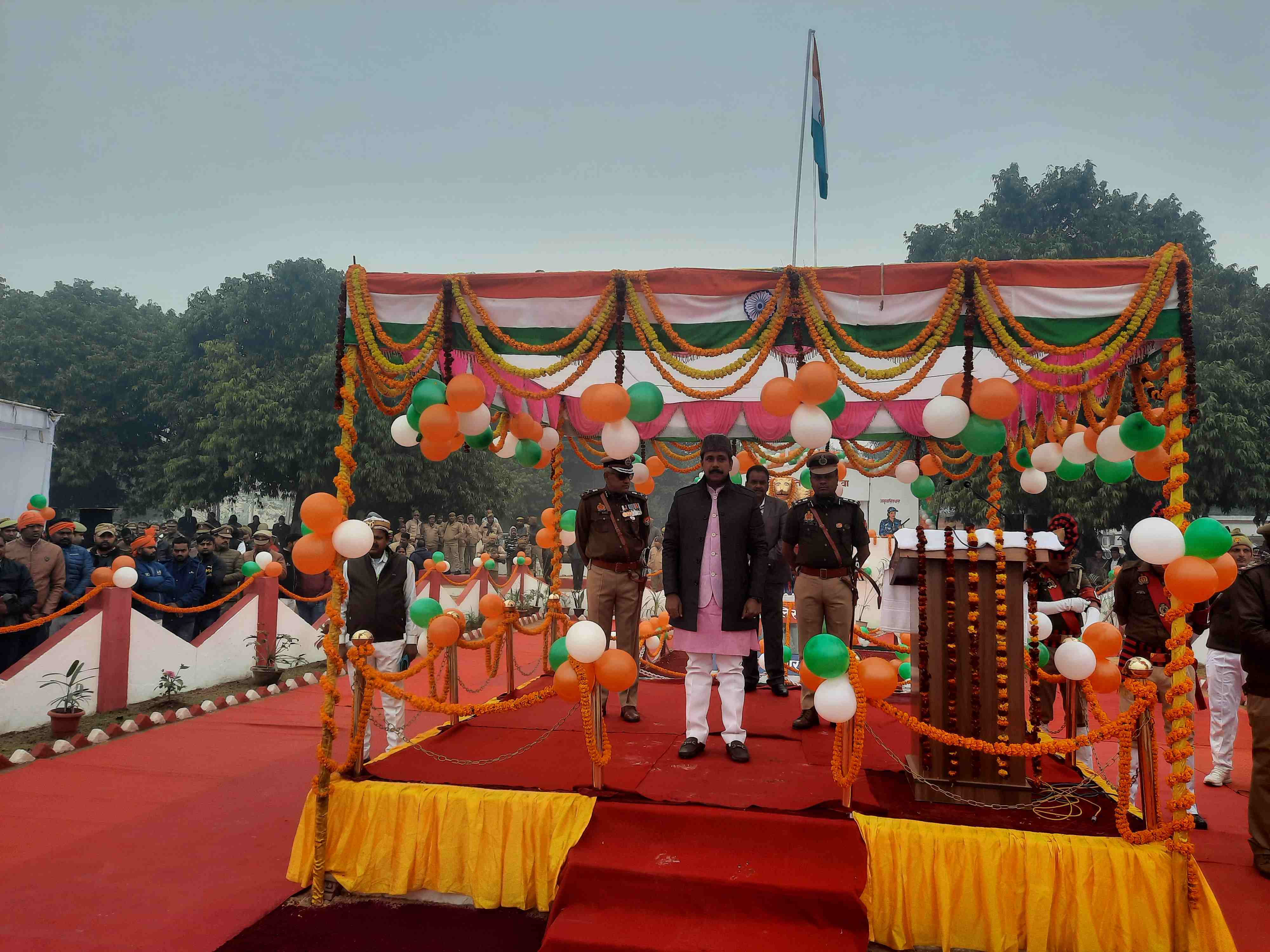 मिर्जापुर में मंत्री आशीष पटेल ने ध्वजारोहण कर सलामी ली.