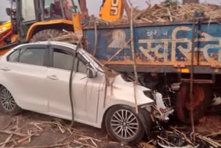 people died  terrible road accident  accident in Bagalkot  ಟ್ರ್ಯಾಕ್ಟರ್​ಗೆ ಕಾರು ಡಿಕ್ಕಿ  ಪ್ರಾಣಬಿಟ್ಟ ನಾಲ್ವರು ಸ್ನೇಹಿತರು