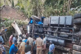 accident  accident death  Kasaragod  Borewell Lorry Hit Fish Cart